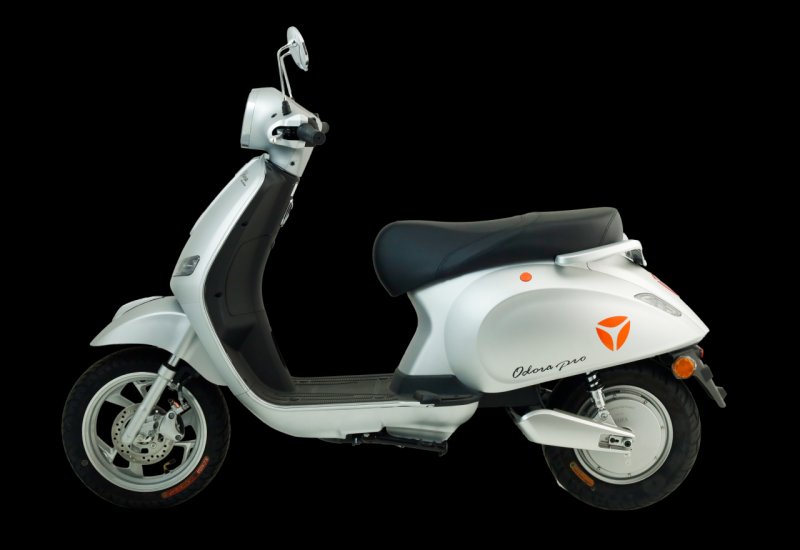 Yadea Odora Pro màu bạc