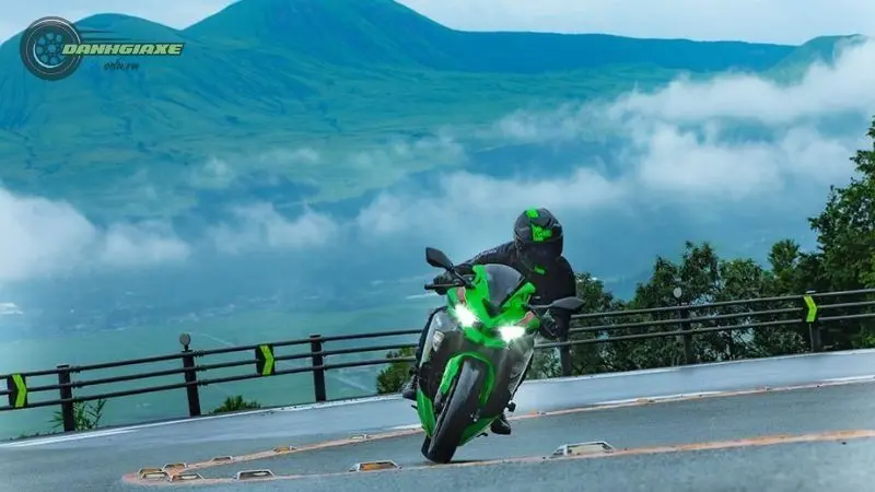 Hình ảnh Kawasaki Ninja ZX-25R với phong cách độc đáo