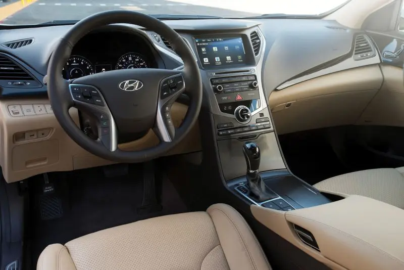 Hình ảnh Hyundai Azera dưới góc chụp chi tiết 21