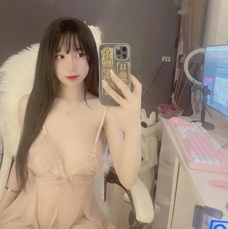 Gái xinh bí ẩn khi che mặt trong bikini