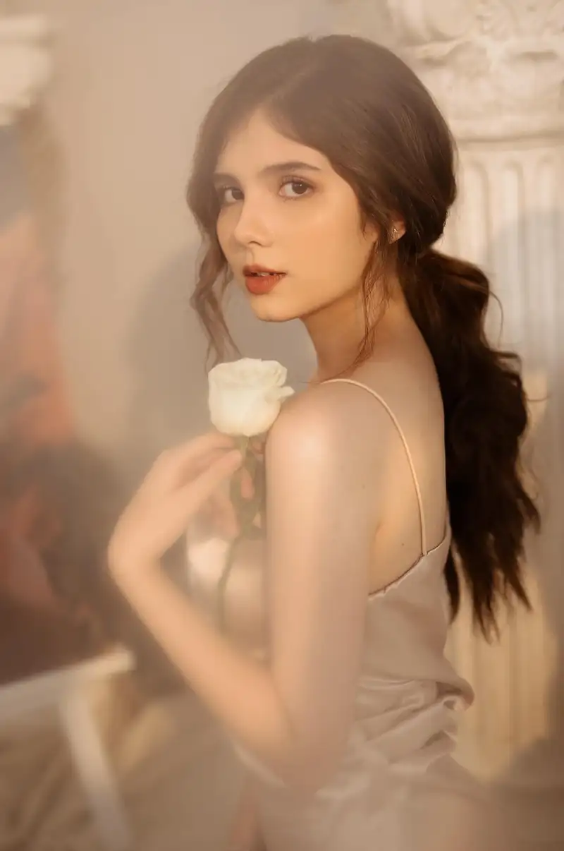 Gái tây tóc dài dịu dàng như nàng thơ hiện đại