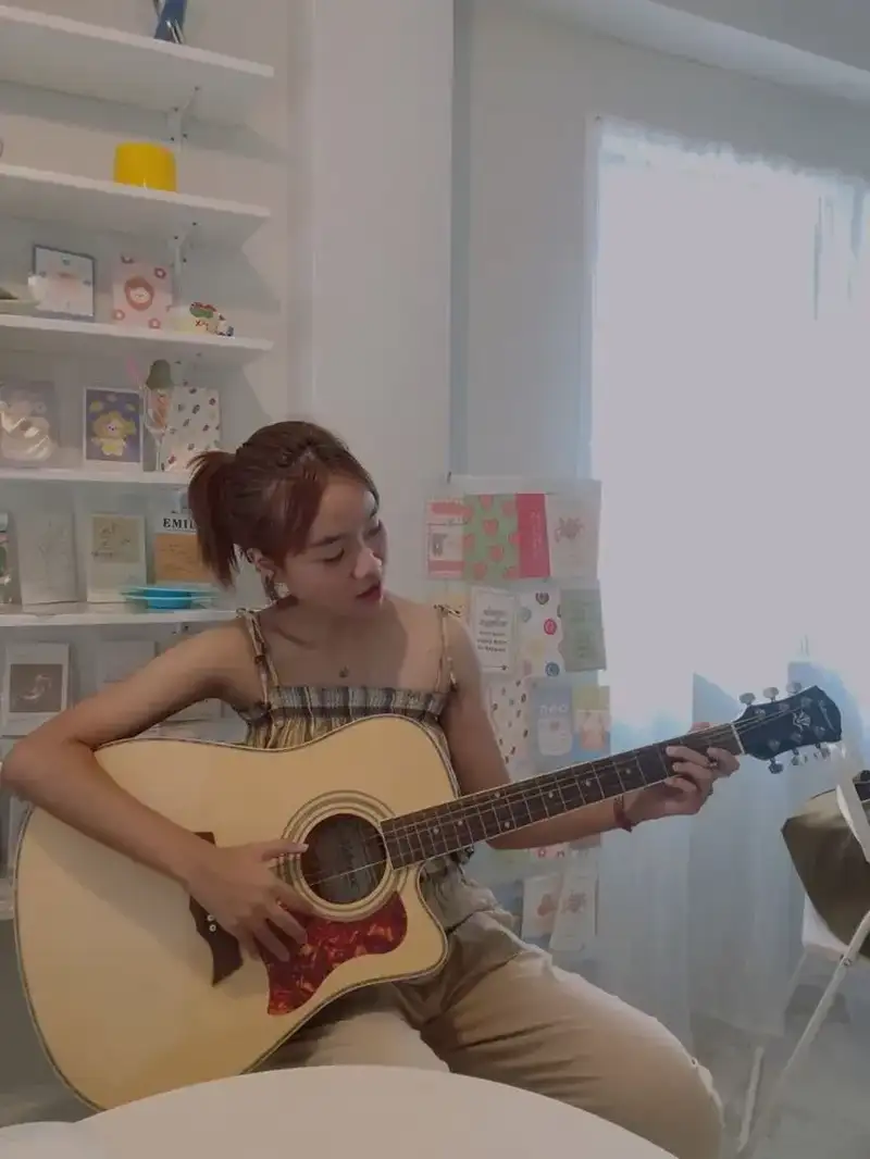 Bộ sưu tập hình ảnh gái xinh chơi guitar tuyệt đẹp mê hồn