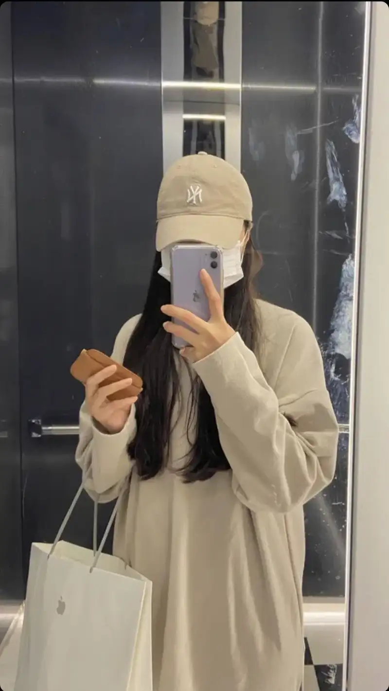 Gái xinh cute che mặt tươi tắn Gái xinh cute che mặt tươi tắn