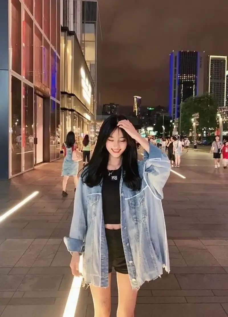 Gái xinh dạo phố mặc áo croptop thời trangGái xinh dạo phố mặc áo croptop thời trang 