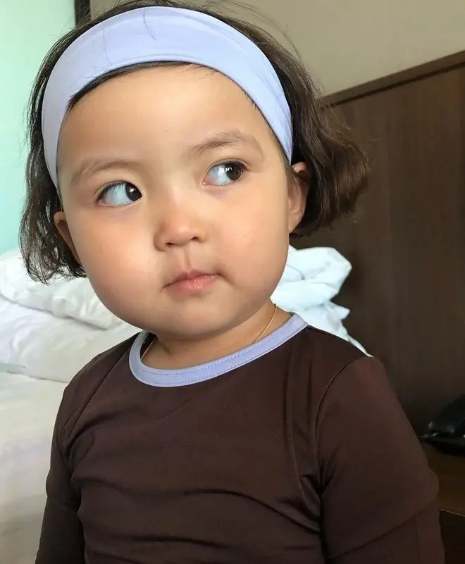 Meme ảnh em bé cute có chữ ngọt ngào đáng yêu.