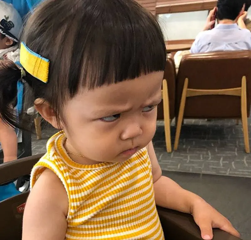 Meme em bé cute khiến mọi người bật cười.