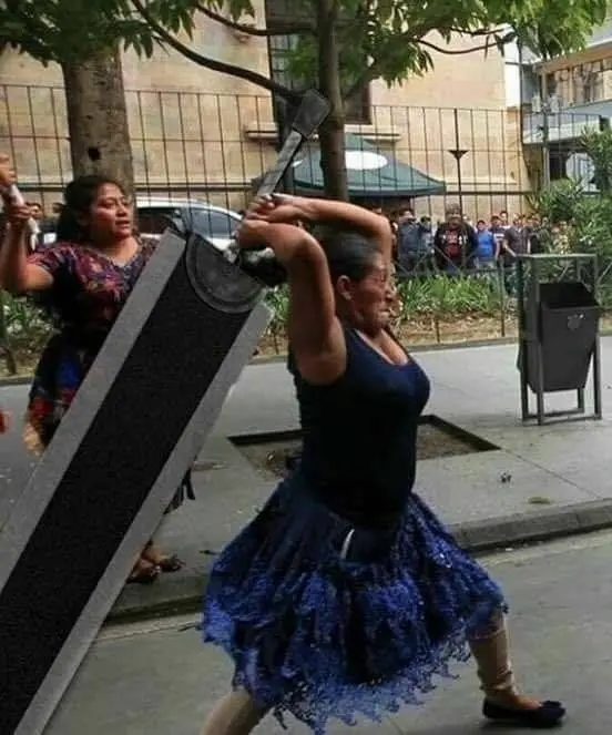 Meme cầm dao hài hước gây sốt trên mạng xã hội