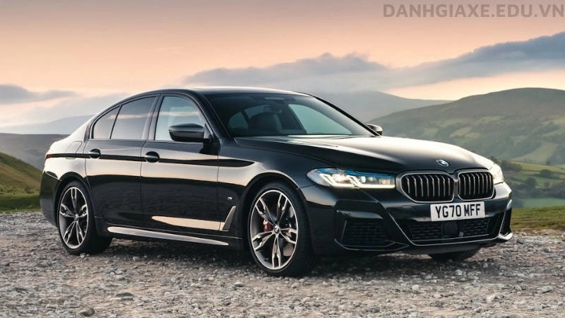 BMW 5 Series sở hữu thiết kế tinh tế với những đường nét mạnh mẽ 