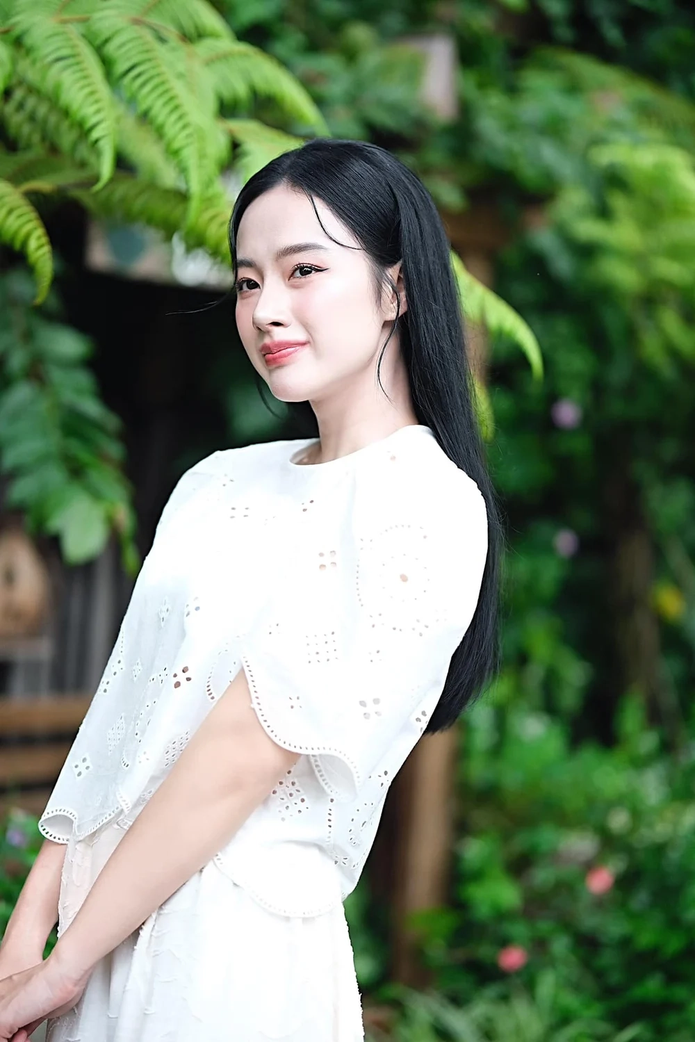 Vòng eo quyến rũ khiến dân tình mê mệt body Angela Phương Trinh