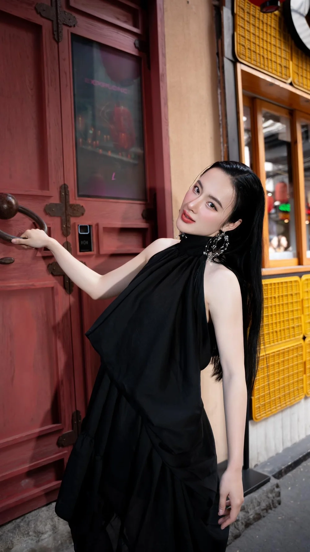 Gây sốt cộng đồng mạng Angela Phương Trinh bao nhiêu tuổi