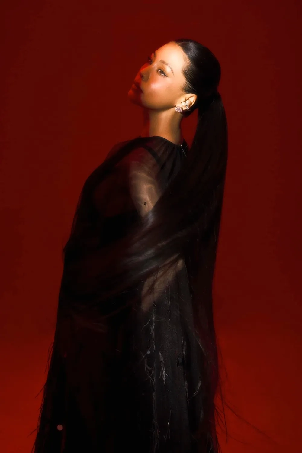 Thời trang biểu diễn phá cách Bùi Lan Hương kéo áo