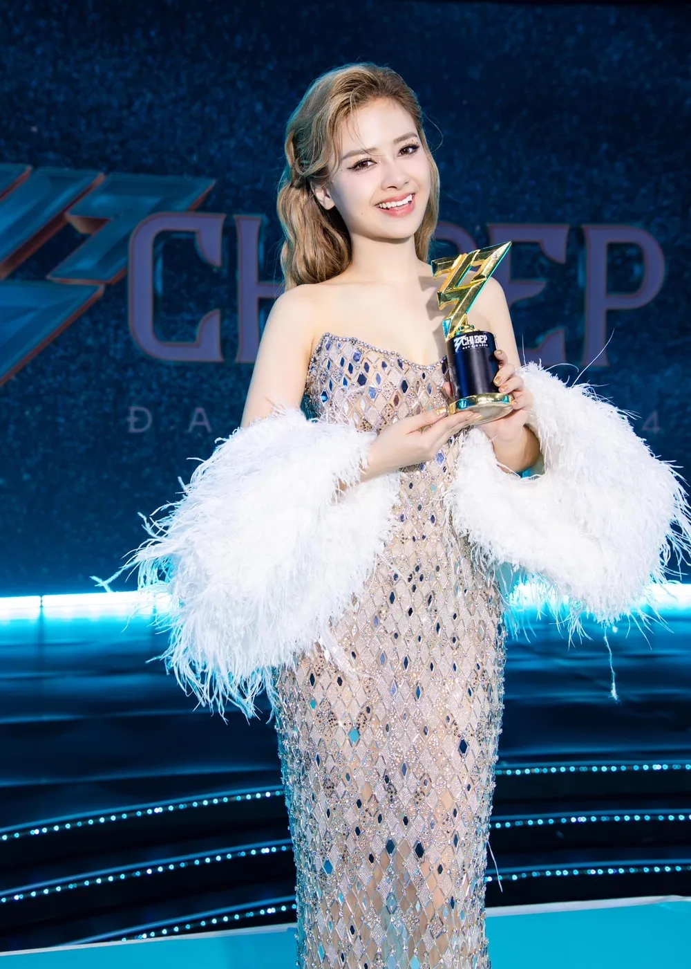 Giai điệu dân gian hòa quyện hiện đại Chiếc Khăn Piêu Dương Hoàng Yến