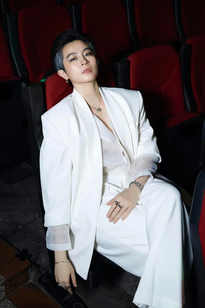 Theo dõi Gil Lê livestream cực thú vị cùng fan