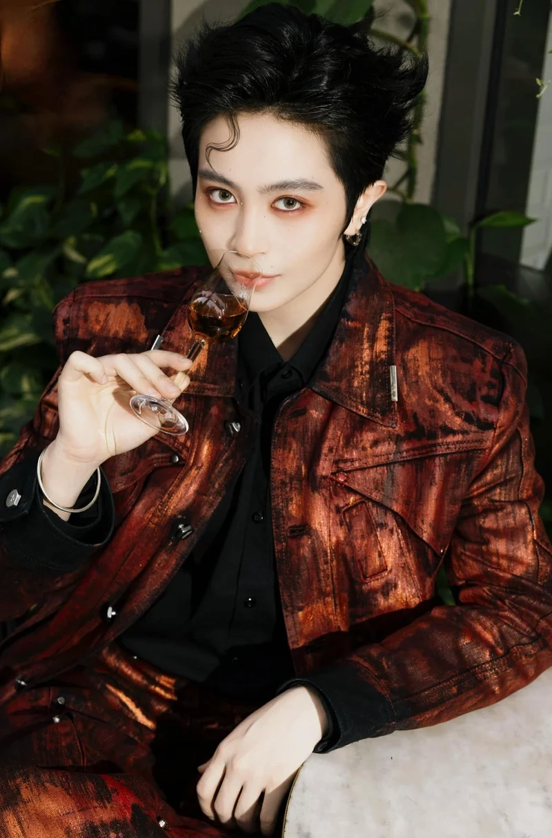 Bùng nổ với chị đẹp đạp gió Gil Lê trên sân khấu