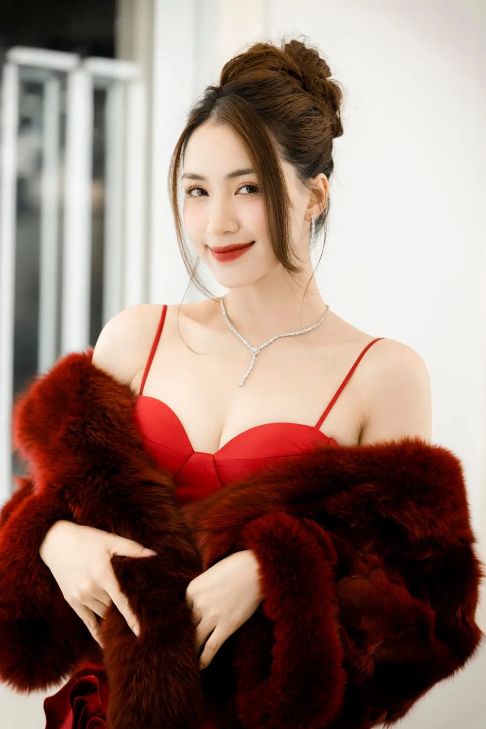 Bật mí Hòa Minzy cao mét bao nhiêu được dân mạng tìm kiếm