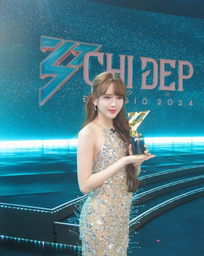 Khám phá Thiều Bảo Trâm cao nổi bật trên sân khấu