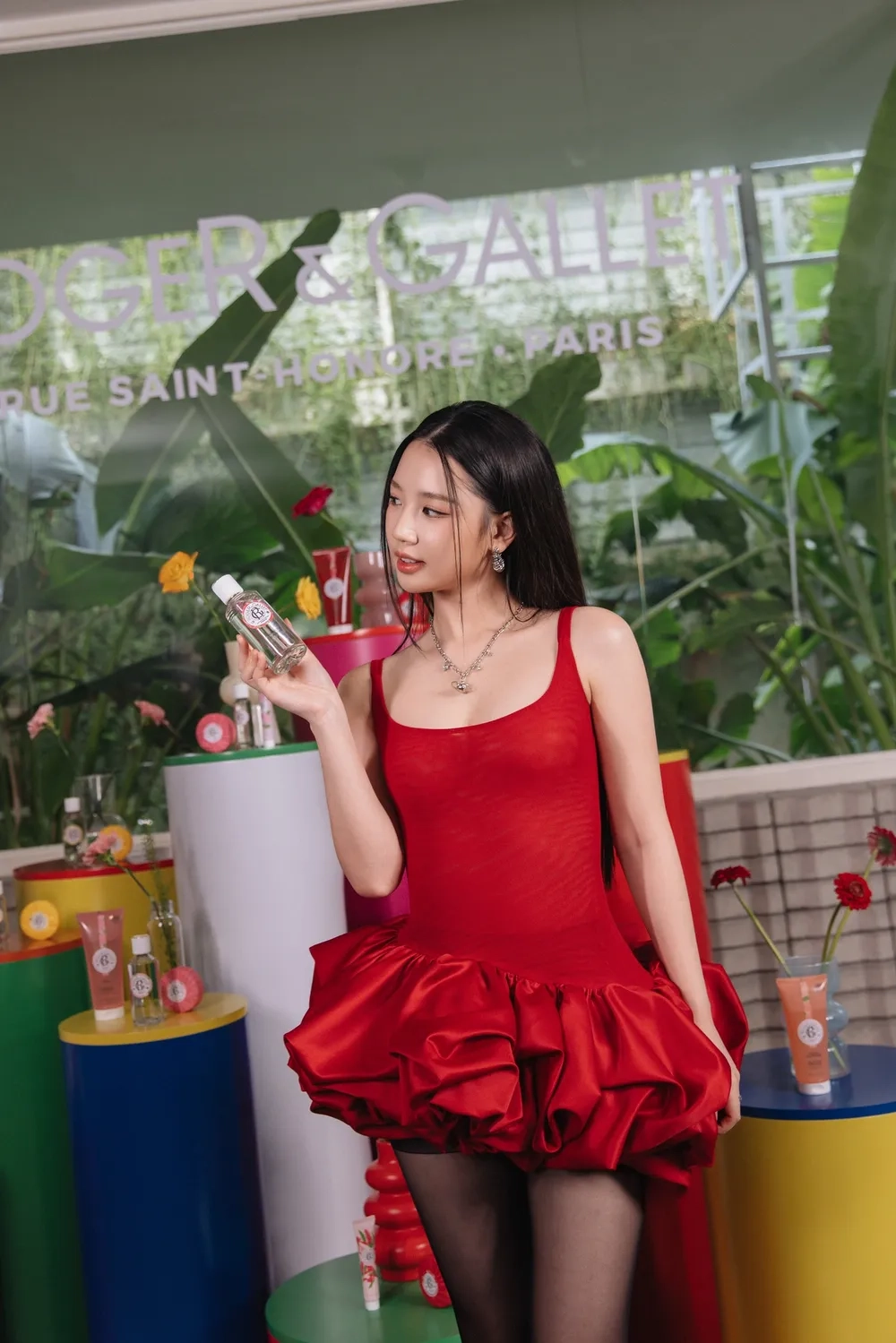 Vui tươi mỗi ngày với lời bài hát Amee đen đá không đường