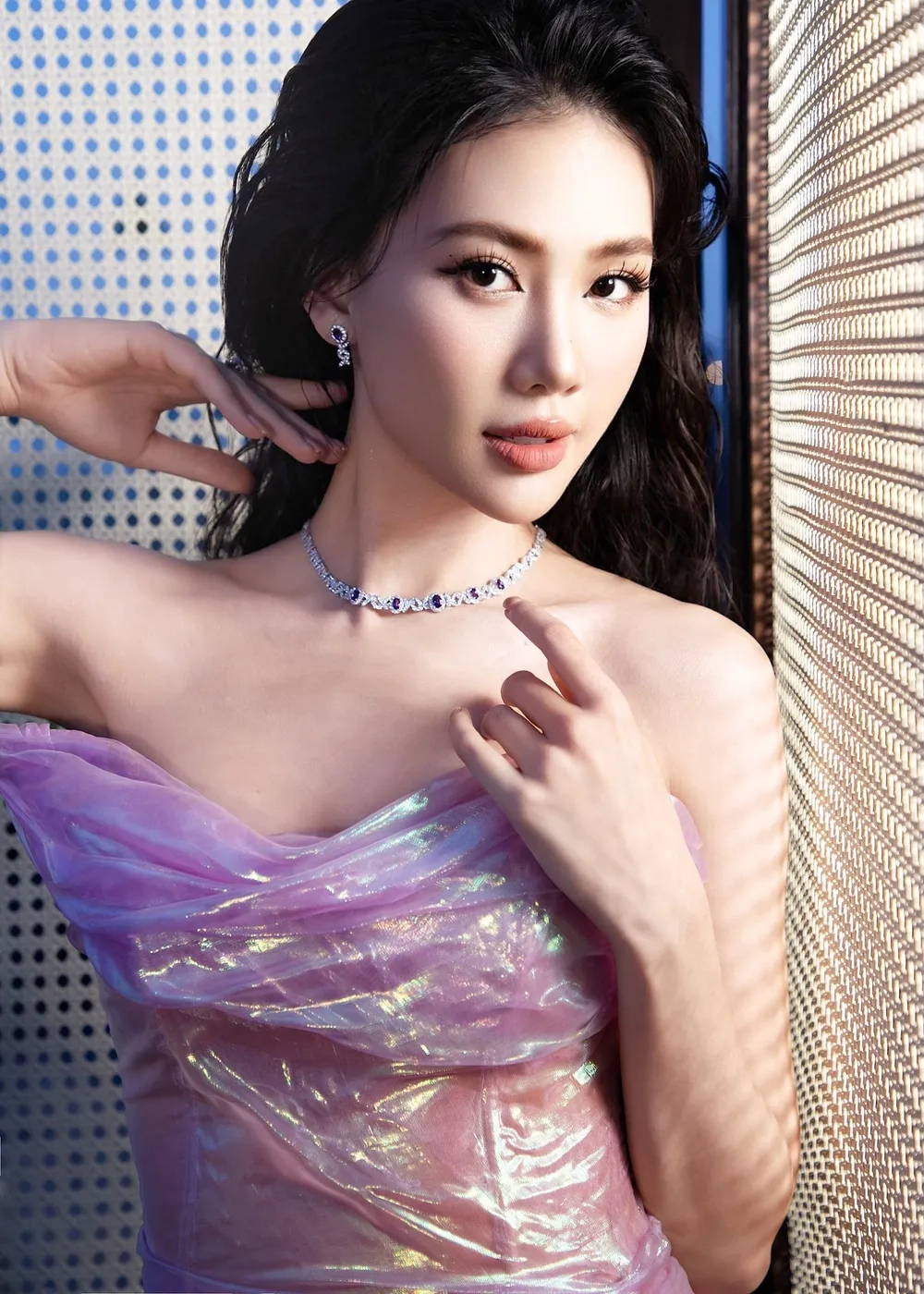 Sự thật đằng sau tin đồn hoa hậu Bùi Quỳnh Hoa hít bóng cười