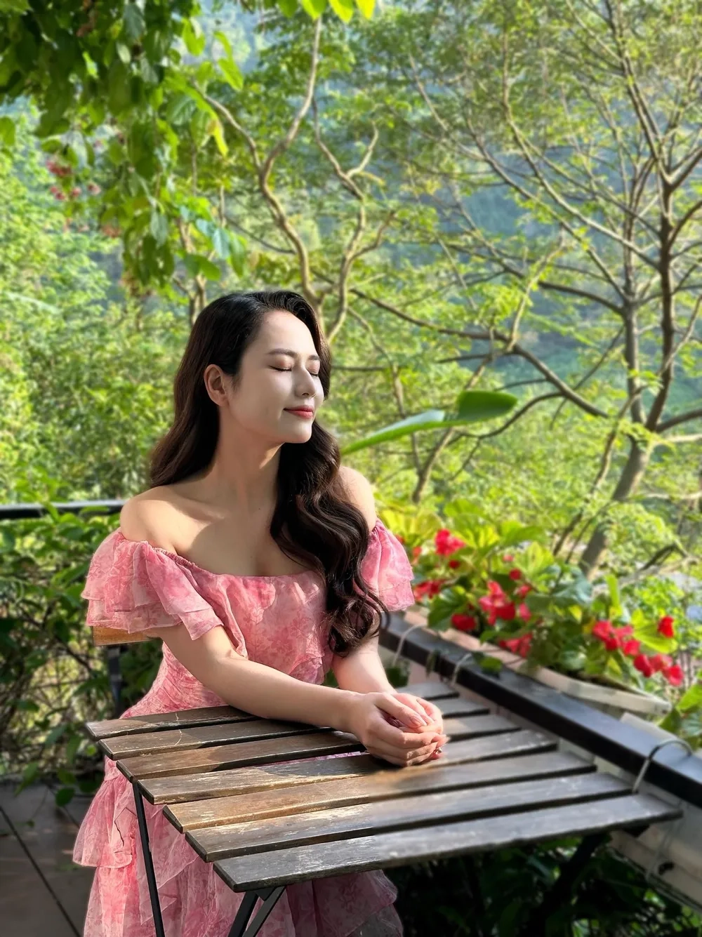 Tìm Facebook chính chủ của diễn viên Việt Hoa facebook