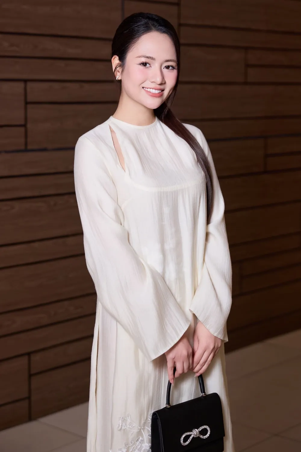 Giải đáp câu hỏi diễn viên Việt Hoa là ai