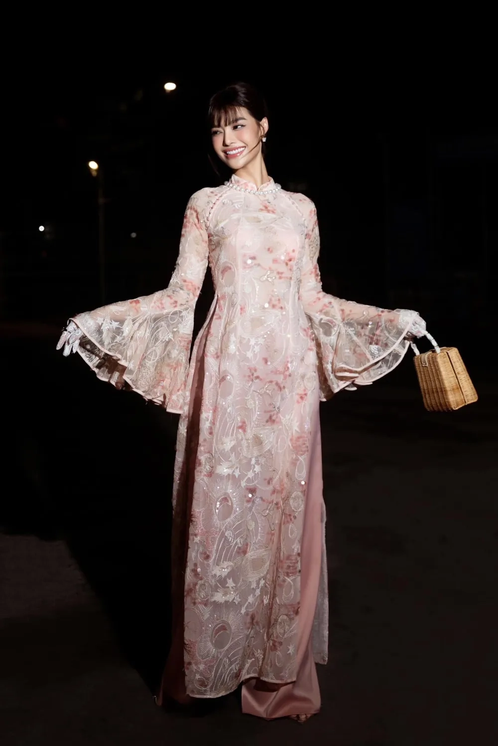 Nhan sắc nổi bật của Kiều Loan gây sốt mạng xã hội