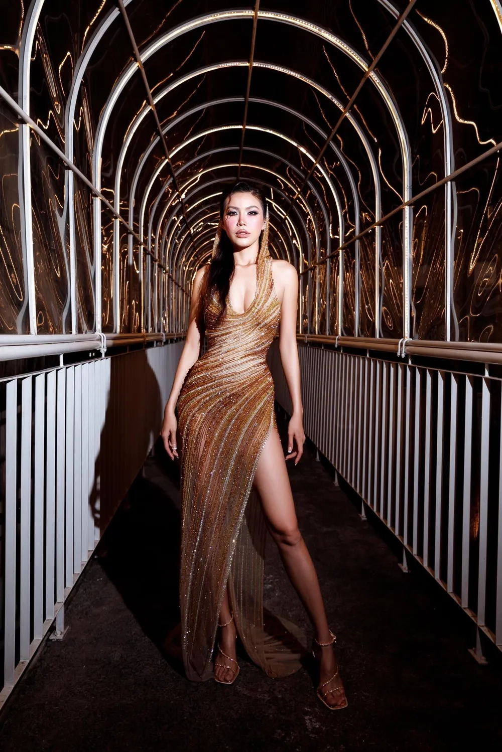 Người hâm mộ tò mò Minh Tú là ai