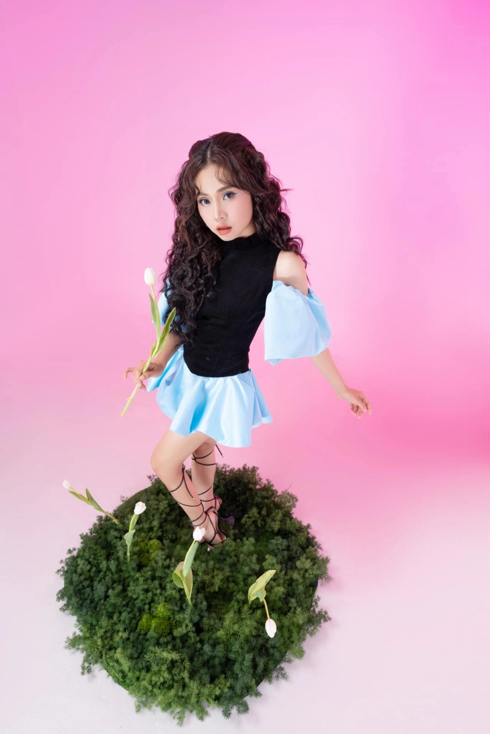 Thăng hoa cảm xúc cùng Ngô Lan Hương đi giữa trời rực rỡ