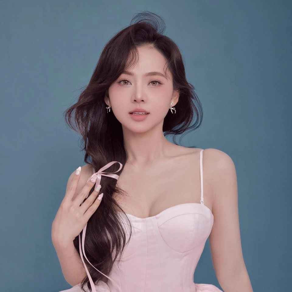 Ngắm trọn bộ ảnh Ngô Lan Hương trẻ trung năng động