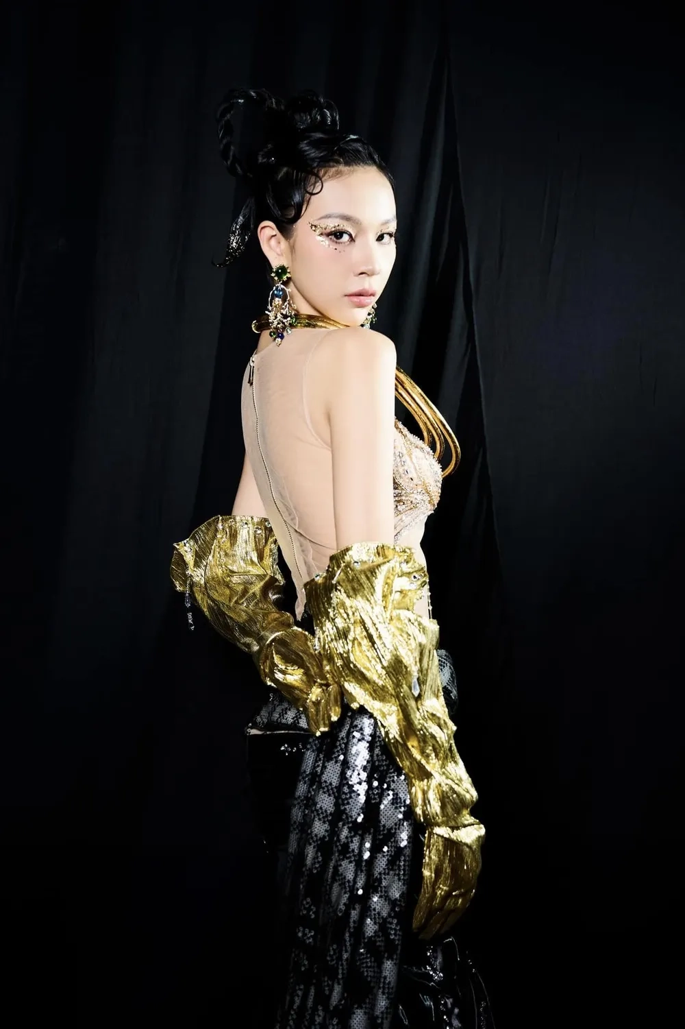 Ca khúc đầy sáng tạo Phí Phương Anh Bịt mắt bắt anh