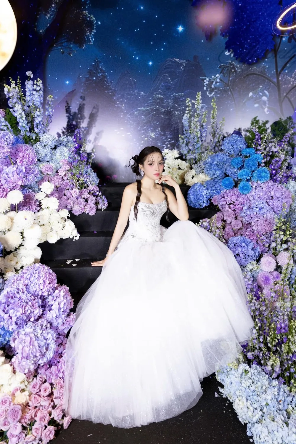 Lắng nghe giọng ca đầy cảm xúc Phương Trinh Jolie hát