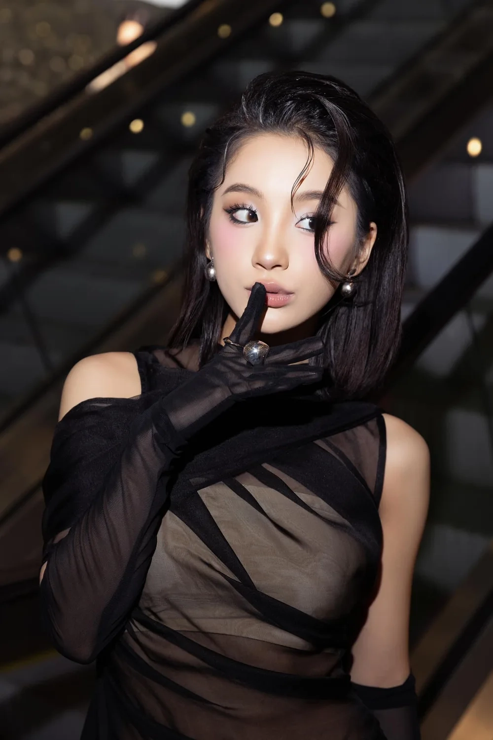 Thu hút sự chú ý vì không ai biết Thu Hà Ceri bao nhiêu tuổi