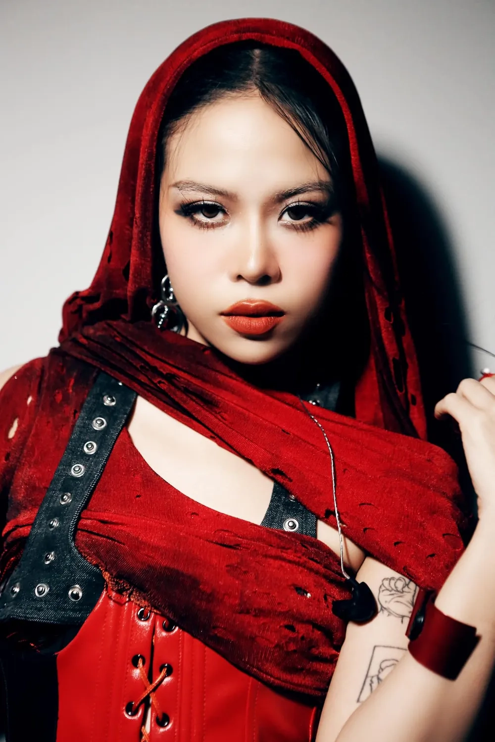 Giải mã thông tin Tlinh sinh năm