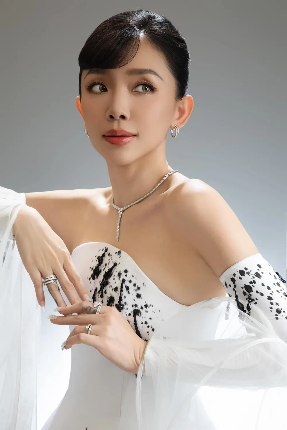 Giai điệu đầy xúc cảm Tóc Tiên Em Không Là Duy Nhất lyrics