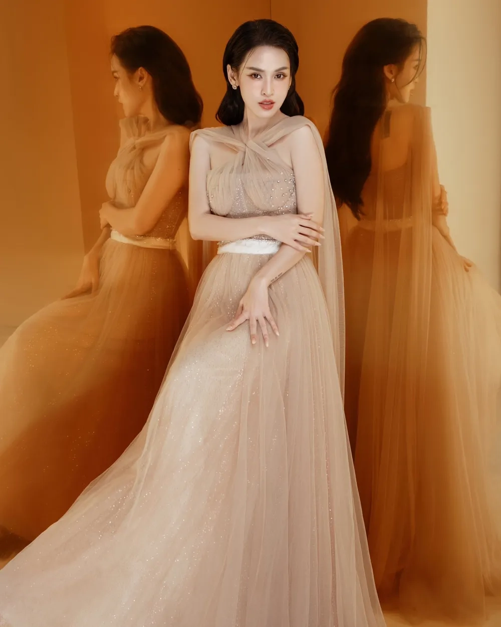 Nét đẹp dịu dàng của chị đẹp Tú Vi qua từng khung hình