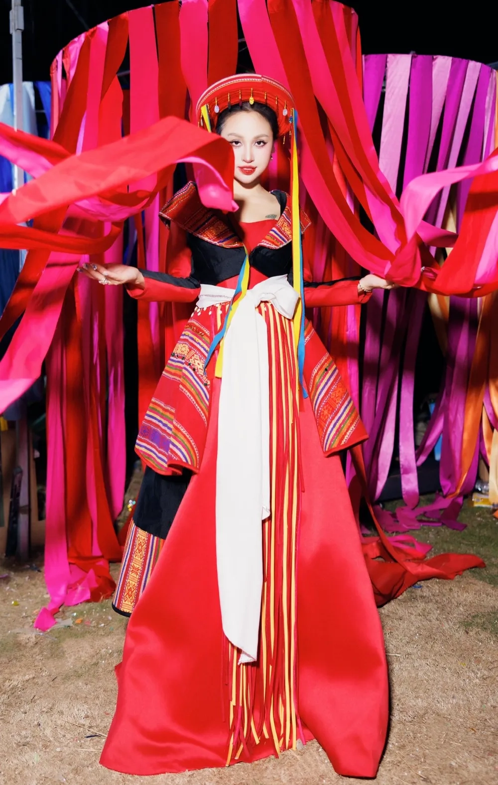 Gây sốt với màn xuất hiện tại Vân Hugo chị đẹp đạp gió rẽ sóng