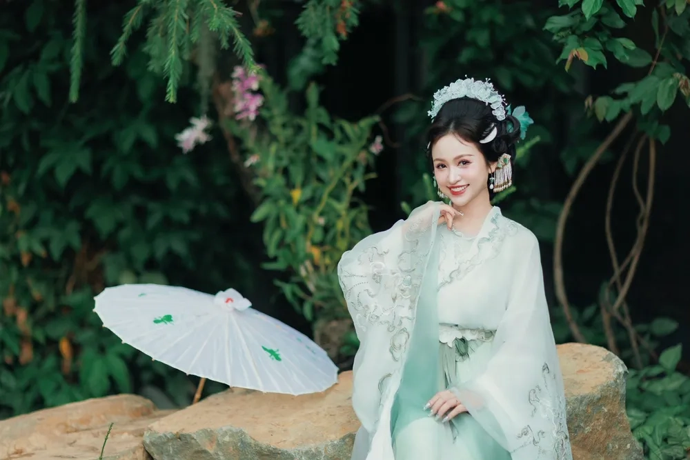 Khả năng MC xuất sắc của Vân Hugo dẫn chương trình gì