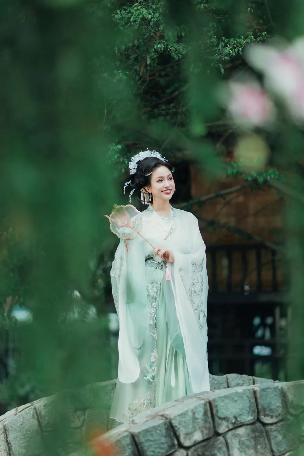 Tình trường đầy sóng gió với chuyện Vân Hugo ly hôn