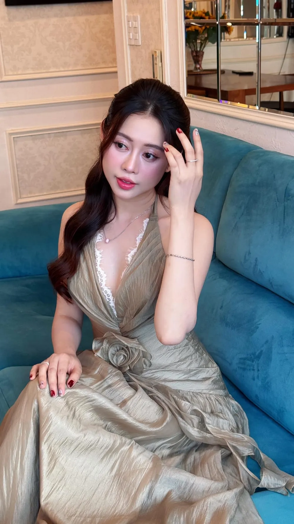 Màu tóc mới khiến fan bất ngờ Việt Phương Thoa nhuộm tóc