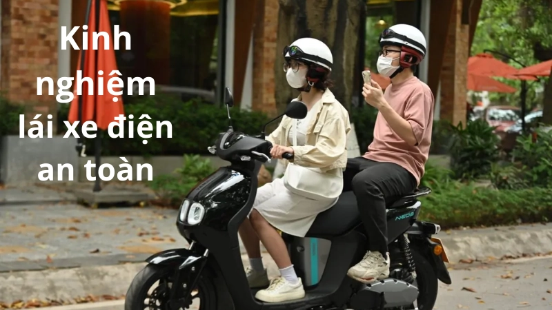 Học sinh đội mũ bảo hiểm khi tham gia giao thông