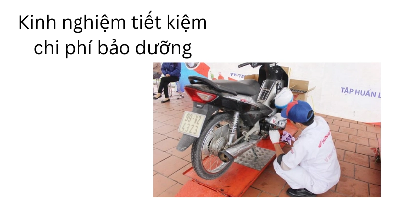 Kỹ thuật viên kiểm tra xe máy tại trung tâm uy tín