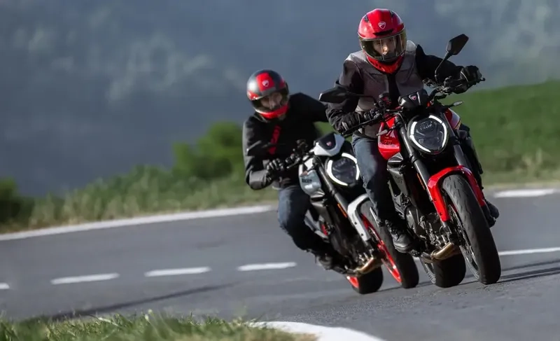Ducati monster+ 2026 so sánh đối thủ cùng phân khúc naked bike