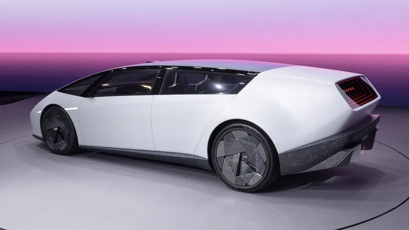 So sánh honda 0 saloon và Tesla cho lựa chọn hoàn hảo