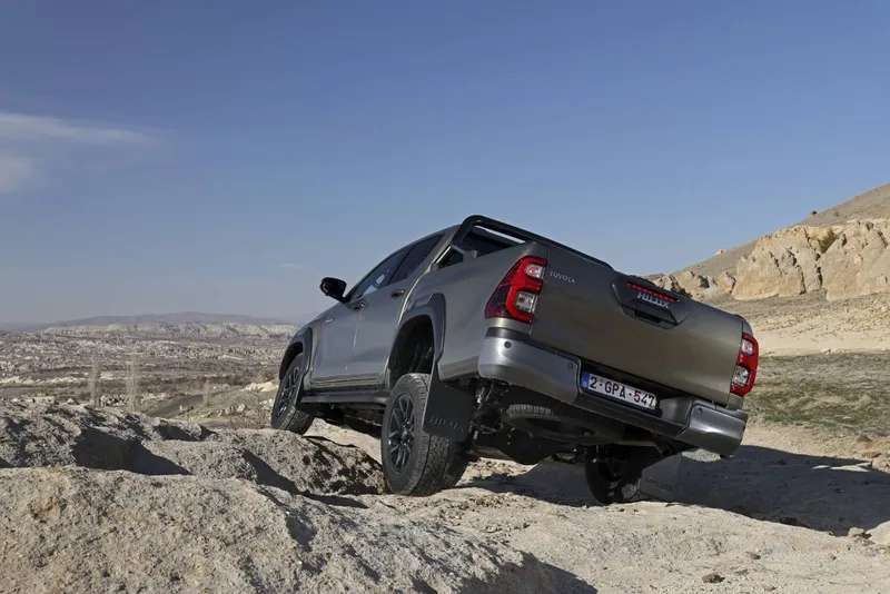 Toyota Hilux 2026 nổi bật với ngoại thất cứng cáp