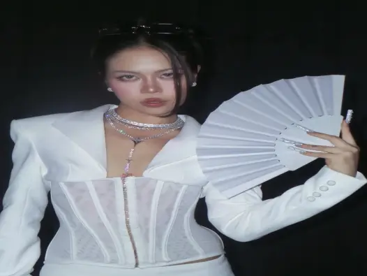 Bộ ảnh Tlinh phong cách độc đáo gây bão mạng xã hội