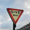 Biển báo 'Nhường đường' (Give Way Sign): Ý nghĩa và Quy tắc giao thông
