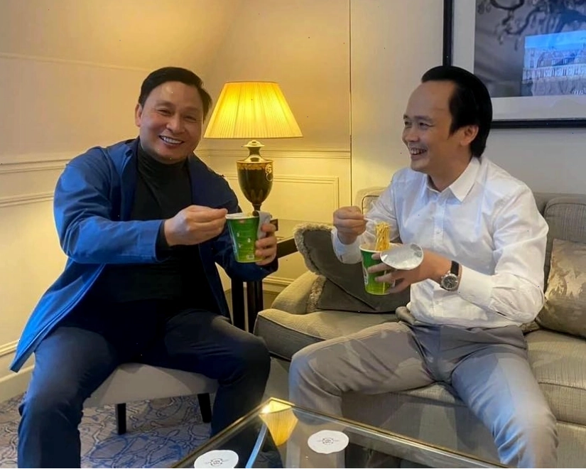 Ảnh meme "Anh bạn à" với khuôn mặt hài hước, biểu cảm cầu xin và có vẻ hơi bất lực