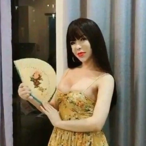 Ảnh meme Linda với biểu cảm thách thức kèm dòng chữ "Ai rảnh"