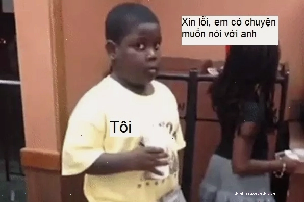 Ảnh meme một cậu bé da đen với khuôn mặt có vẻ hối lỗi, hai tay chắp lại.