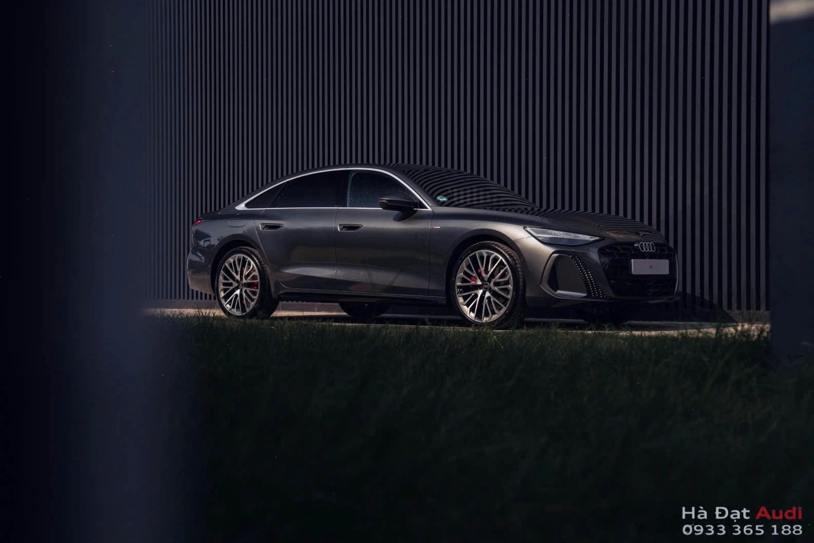 Audi A6L 2026 sở hữu chiều dài tăng thêm đáng kể, tạo không gian nội thất rộng rãi.