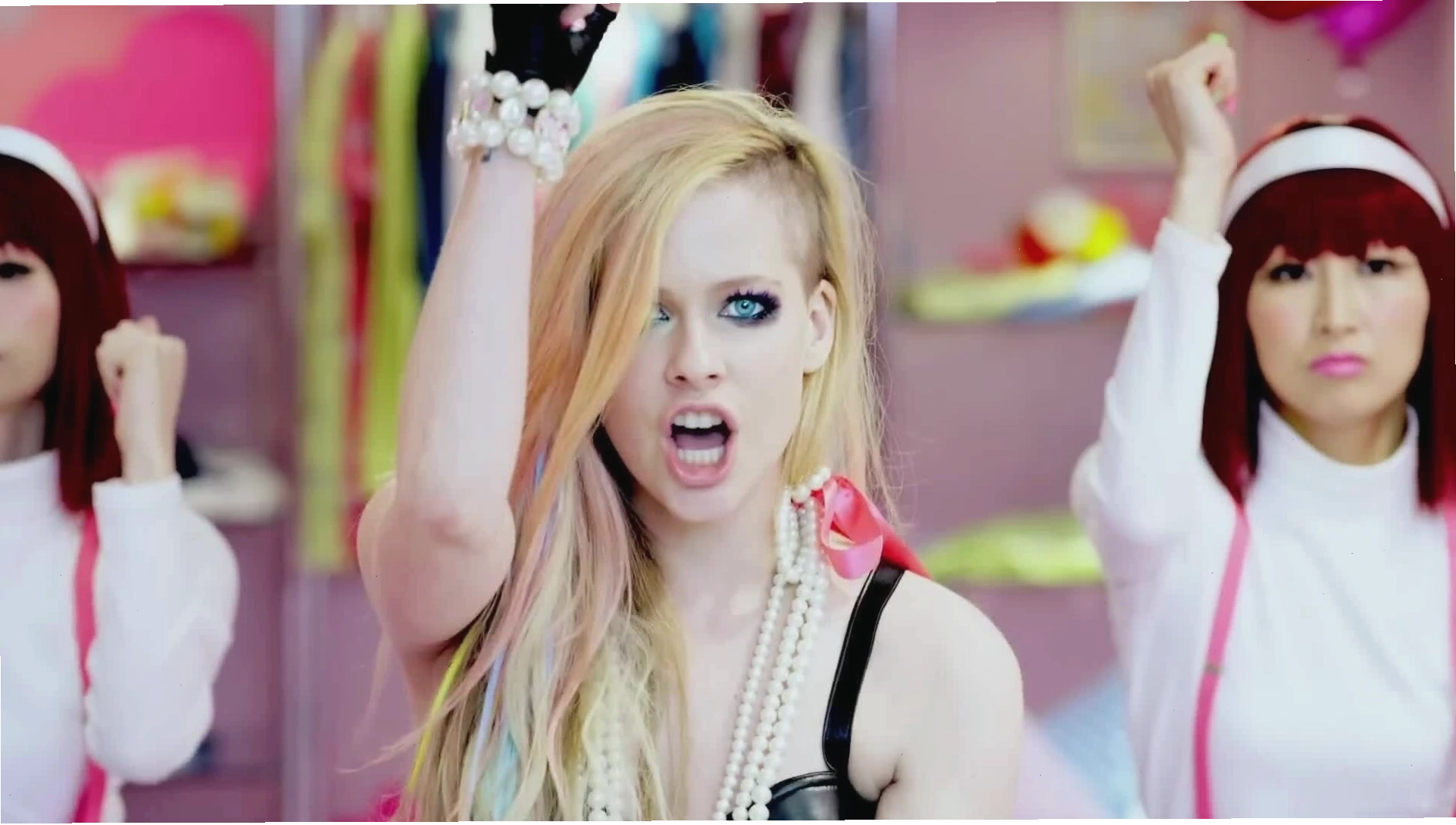 Avril Lavigne trong MV Hello Kitty